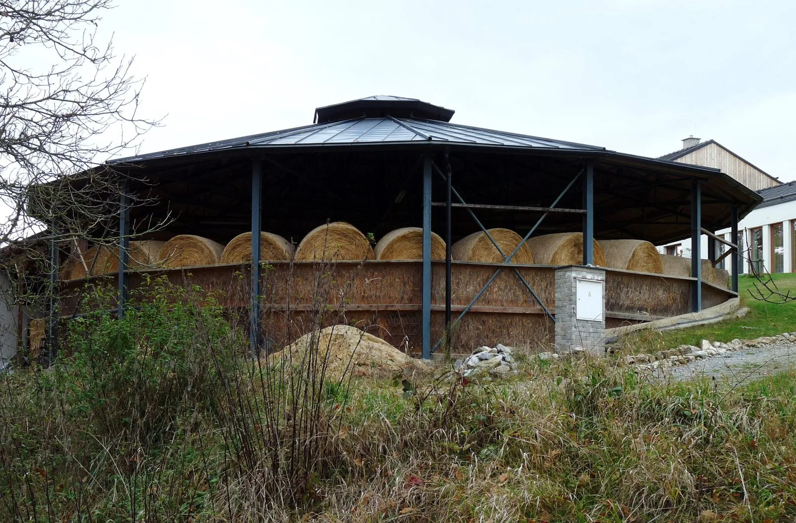 Rundbalar halm lagrade under tak